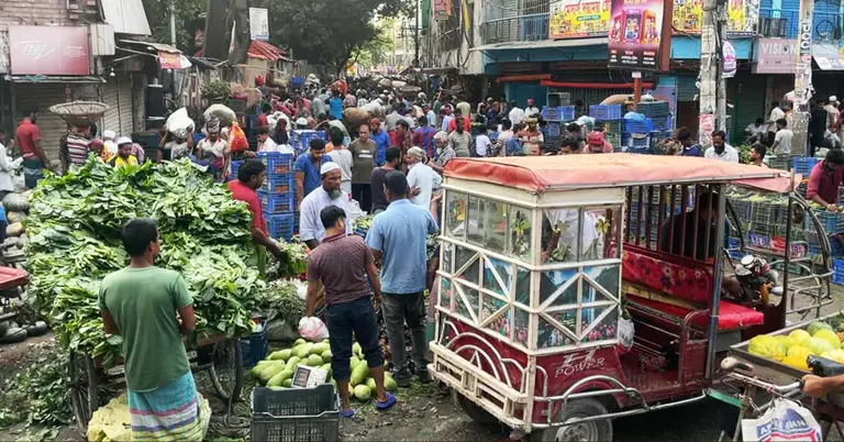 দিগু বাবুর বাজারে সবজি কেনাবেচা
